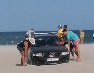 Blocat cu mașina pe plajă