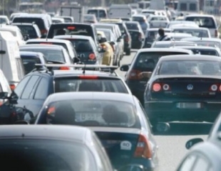 Cozi de mașini, pe kilometri întregi, spre sudul litoralului