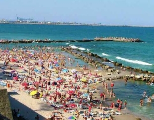 Lipsa toaletelor de pe plajă duce la apariția E-Coli în apa mării