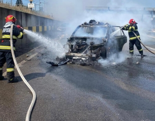 Ca o minge de foc. O mașină a ars complet în apropiere de stația de taxare de la Fetești