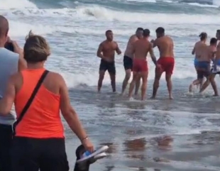 Eforie: Salvamar atacat cu pietre de un turist enervat că nu este lăsat să înoate în marea agitată