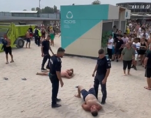 Costinești: Turiști încătușați pe plajă, în urma unui conflict dur cu polițiștii și jandarmii