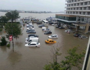 Potop la Tulcea. Apa a luat mai multe mașini, după ce străzile s-au transformat în râuri