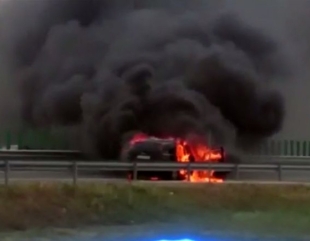 Panică pe A2, după ce o mașină a luat foc. Autoturismul a fost complet distrus