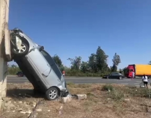 Accident spectaculos, la Medgidia. Un șofer s-a urcat cu mașina pe un stâlp de beton