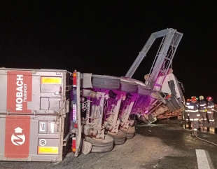 TiR răsturnat pe Autostrada Soarelui. Traficul se desfășoară cu restricții