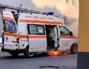 Ambulanță în flăcări la Spitalul Județean Constanța. Salvarea tocmai lăsase un pacient la Urgențe