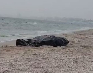 Femeie moartă, pe nisip. Descoperirea macabră a fost făcută în Mamaia Nord