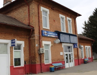 Pericol în Gara Cernavodă. Călătorii traversează liniile de cale ferată, ca să ajungă pe peron
