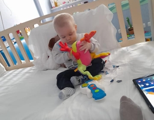La 3 anișori, Denis se luptă cu o boală generică rară ce îl poate ucide în orice moment