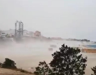 Efectele furtunii pe litoral. Cantități uriașe de nisip au ajuns pe faleză