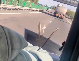 Pericol pe A2. Un șofer ucrainean băut, surprins în timp ce conducea haotic, în zig zag