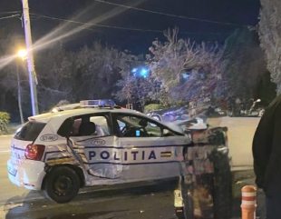 Mașină de poliție implicată într-un accident rutier. Un bărbat a fost rănit