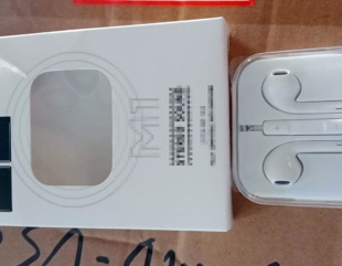 Atenție la electronicele contrafăcute! Mii de căști și ceasuri smart au fost confiscate
