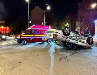 Impact violent în intersecția de la Miga. O mașină s-a răsturnat