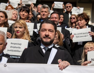 „O zi fără avocați”. Zeci de avocați constănțeni au protestat în fața Baroului Constanța
