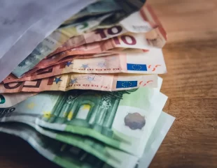 Lua mită pentru a ajuta angajații din Ministerul Proiectelor Europene să promoveze examenele