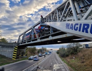 Trafic feroviar și rutier oprit, după ce un tren de marfă a lovit un autoturism