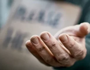 VIDEO. Mâna întinsă, care spune o poveste falsă, primește amendă