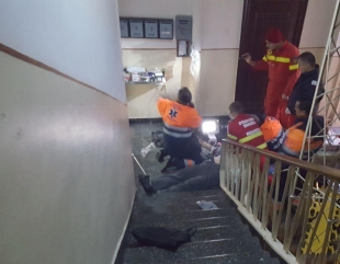 VIDEO. Moarte învăluită în mister. Un bărbat a fost găsit mort pe casa scării