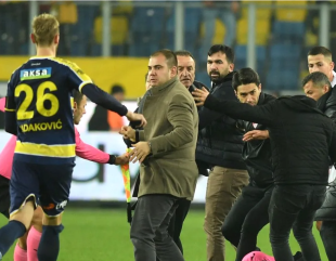 Rușine: Arbitru bătut de președintele și jucătorii unui clubului Ankaragucu