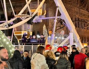 Roata panoramică din Târgul de Crăciun, blocată la zeci de metri înălțime, cu 45 de persoane în cabine