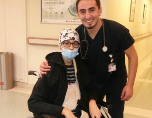 Dincolo de întuneric: Luptă cu cancerul de la 2 ani. Drama unui tânăr care nu se lasă răpus de boală
