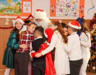Moș Crăciun a ajuns la Ovidiu. Primăria Ovidiu a reușit să strângă 229.000 de lei din sponsorizări și a dus cadouri la peste 3.900 de persoane