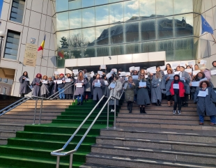 VIDEO. „Justiția pe datorie”. Cel puțin 100 de grefieri au protestat la Curtea de Apel Constanța