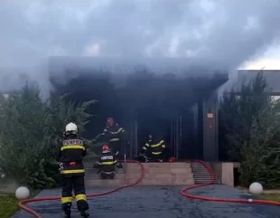 VIDEO. Incendiu de proporții la o clinică medicală din Mamaia