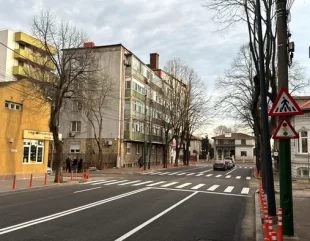 VIDEO. Strada I.G Duca, locul de joacă al pietonilor. Sunt zebre din 10 în 10 metri