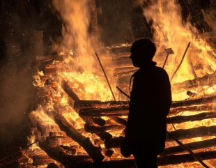 Un piroman de 50 de ani a fost reținut de polițiști. O femeie a murit într-un incendiu provocat de acesta