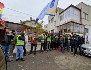 Zeci de polițiști de la Serviciul Rutier, în stradă. Agenții sunt nemulțumiți de programul de lucru