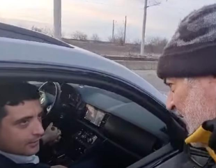 George Simion huiduit de protestatari în Portul Constanța
