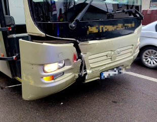 Autocar plin cu pasageri, implicat într-un accident rutier, în zona 2 Cocoși. La bord se aflau 40 de adulți și 2 copii