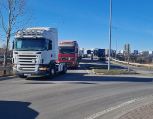 Haos pe șosele. Camioanele au blocat traficul la Constanța, în semn de protest față de scumpirea carburanților și a polițelor RCA