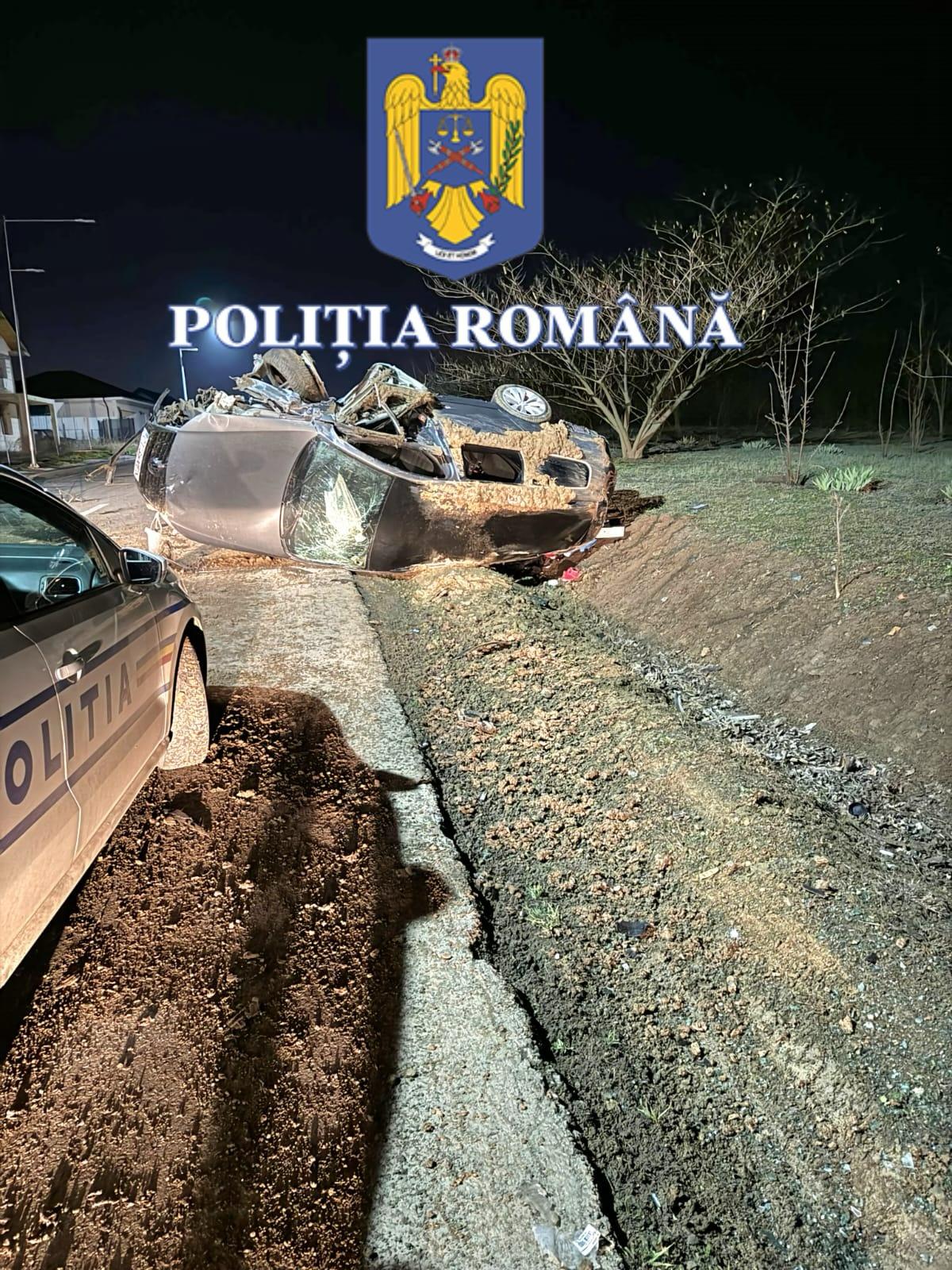 Un tânăr beat și fără permis a furat o mașină cu care s-a răsturnat
