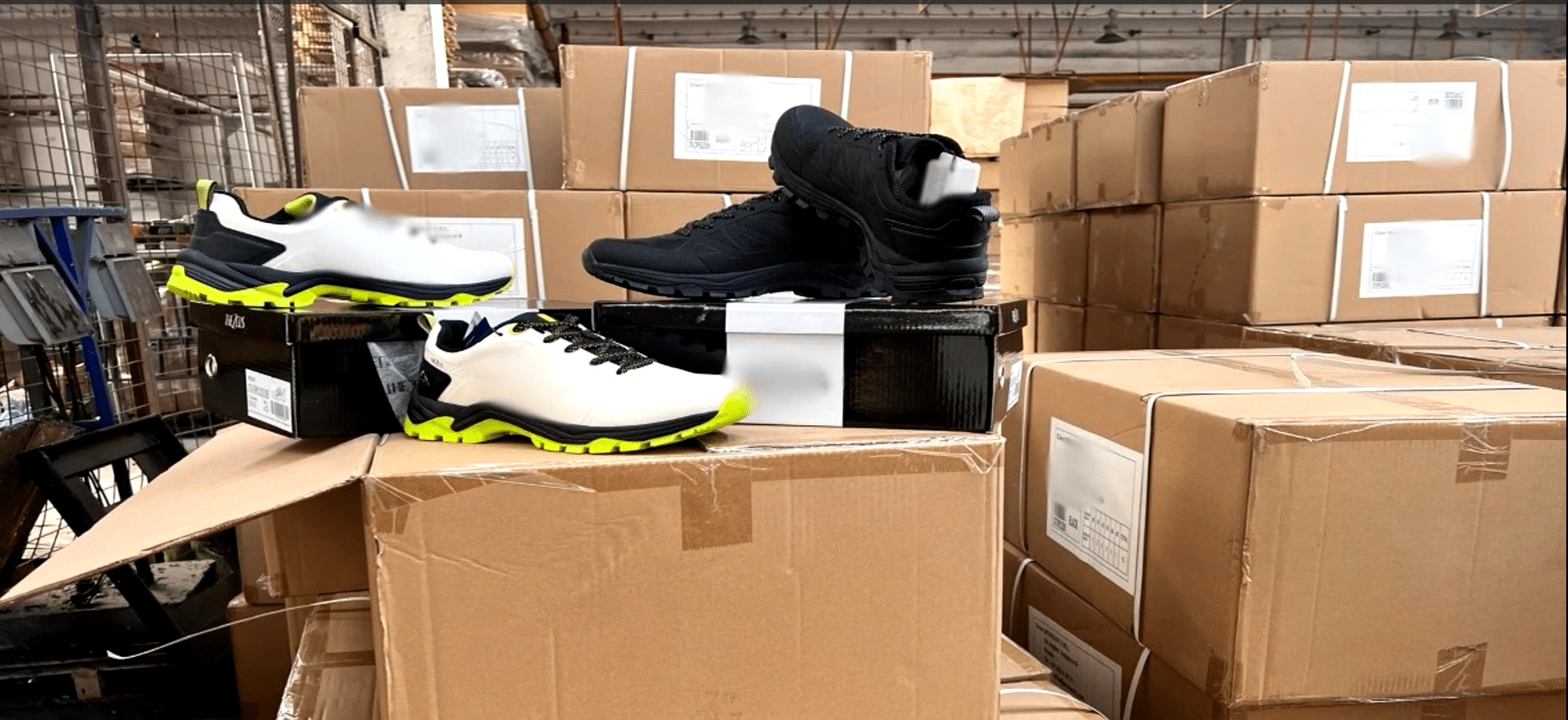 Pantofi sport contrafăcuți, confiscați în Port