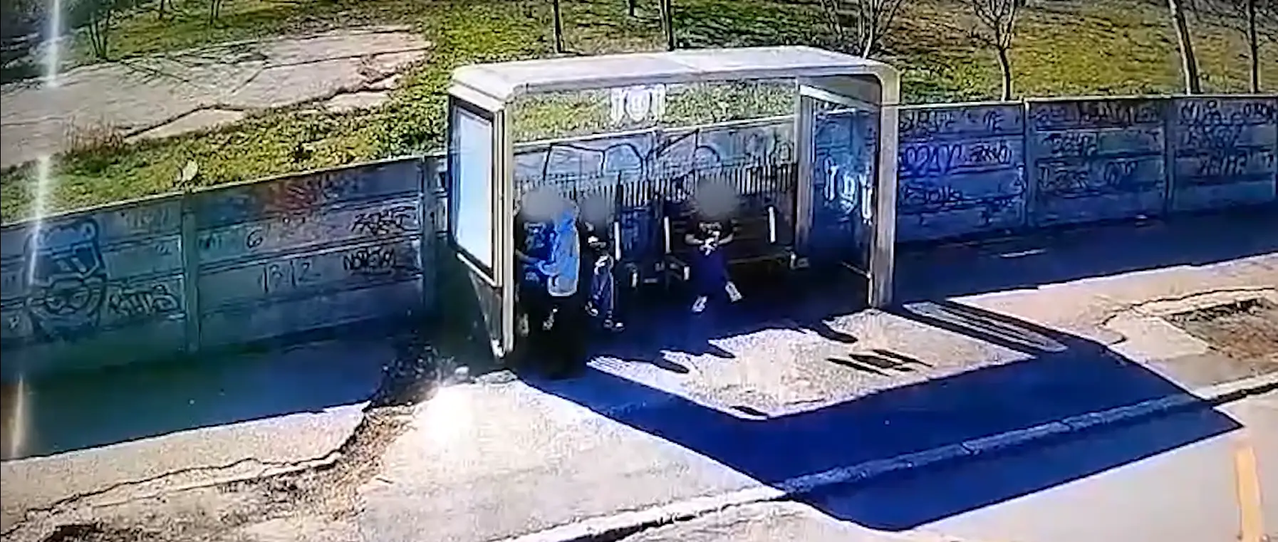 Un minor a vandalizat o stație de autobuz din Constanța