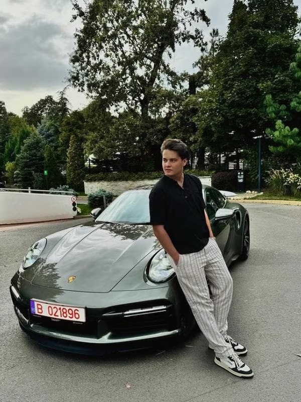 Selly a rămas fără permis auto după ce a fost prins conducând cu peste 200 km/h pe A1