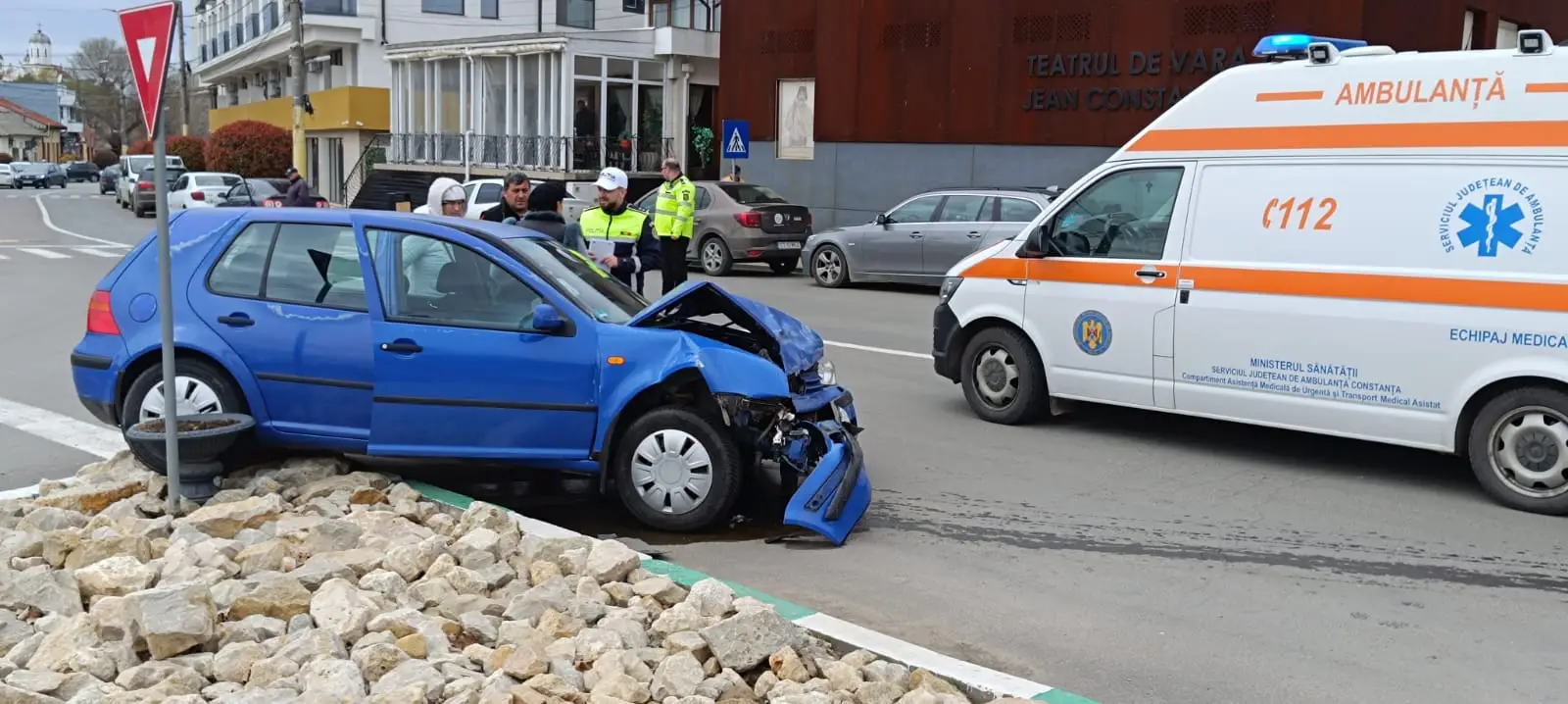 Planul roșu a fost activat la Techirghiol. Accident între un microbuz  și o mașină.