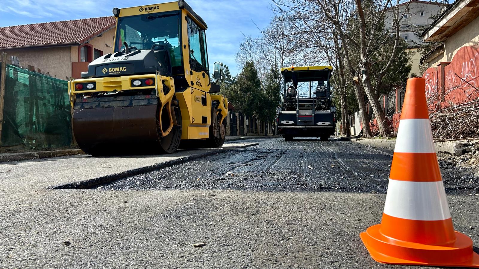 Se continuă procesul de reabilitare a carosabilului de pe strada Micșunelelor
