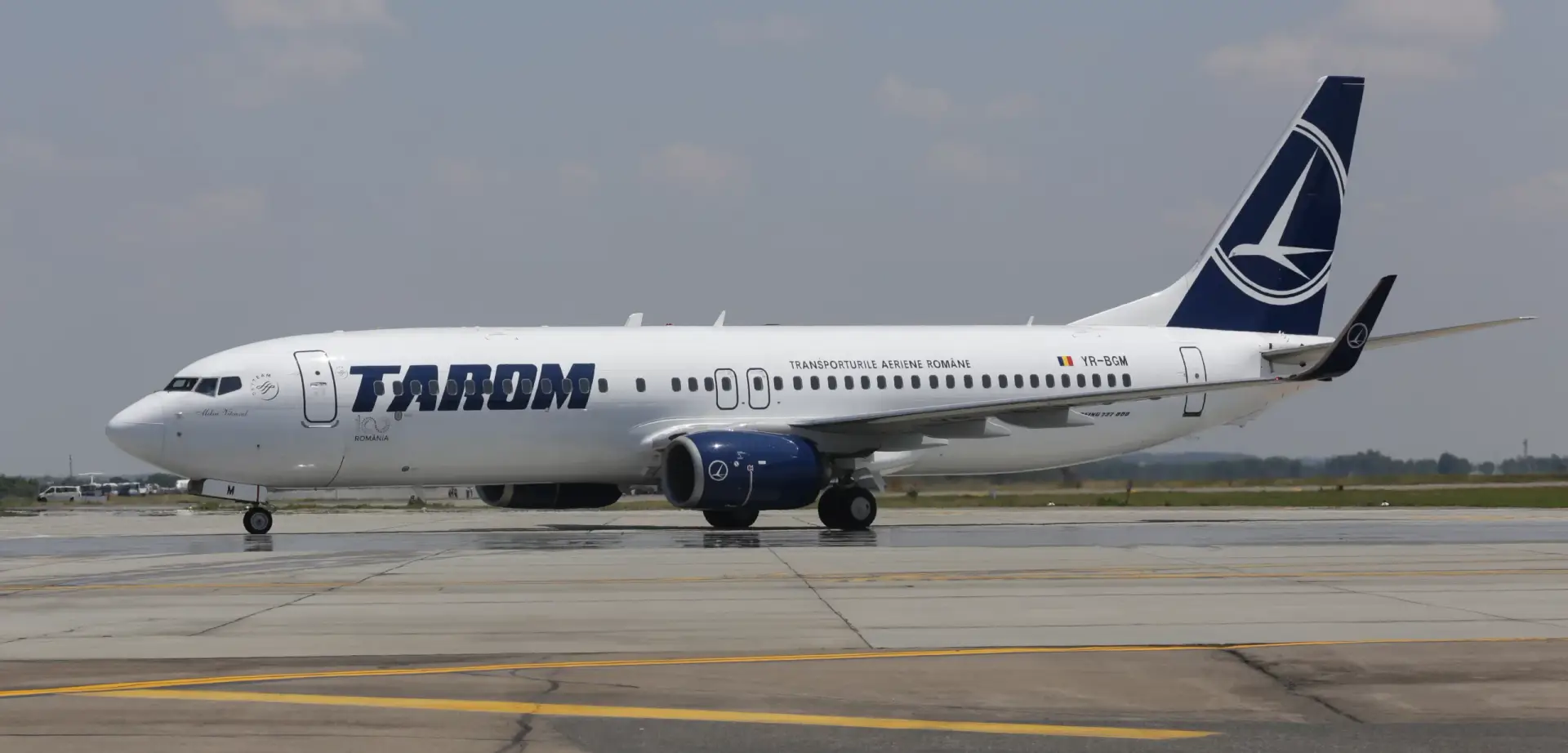 Un avion TAROM București-Chișinău a revenit pe Otopeni, după ce a fost lovit de fulger