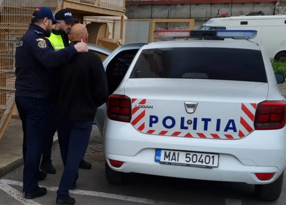 Un bărbat a fost reținut după ce a pătruns într-o casă și-a lovit o persoană cu sapa
