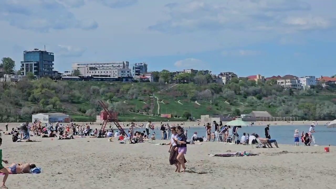 Vremea frumoasă a scos constănțenii și turiști la o plimbare pe plajă