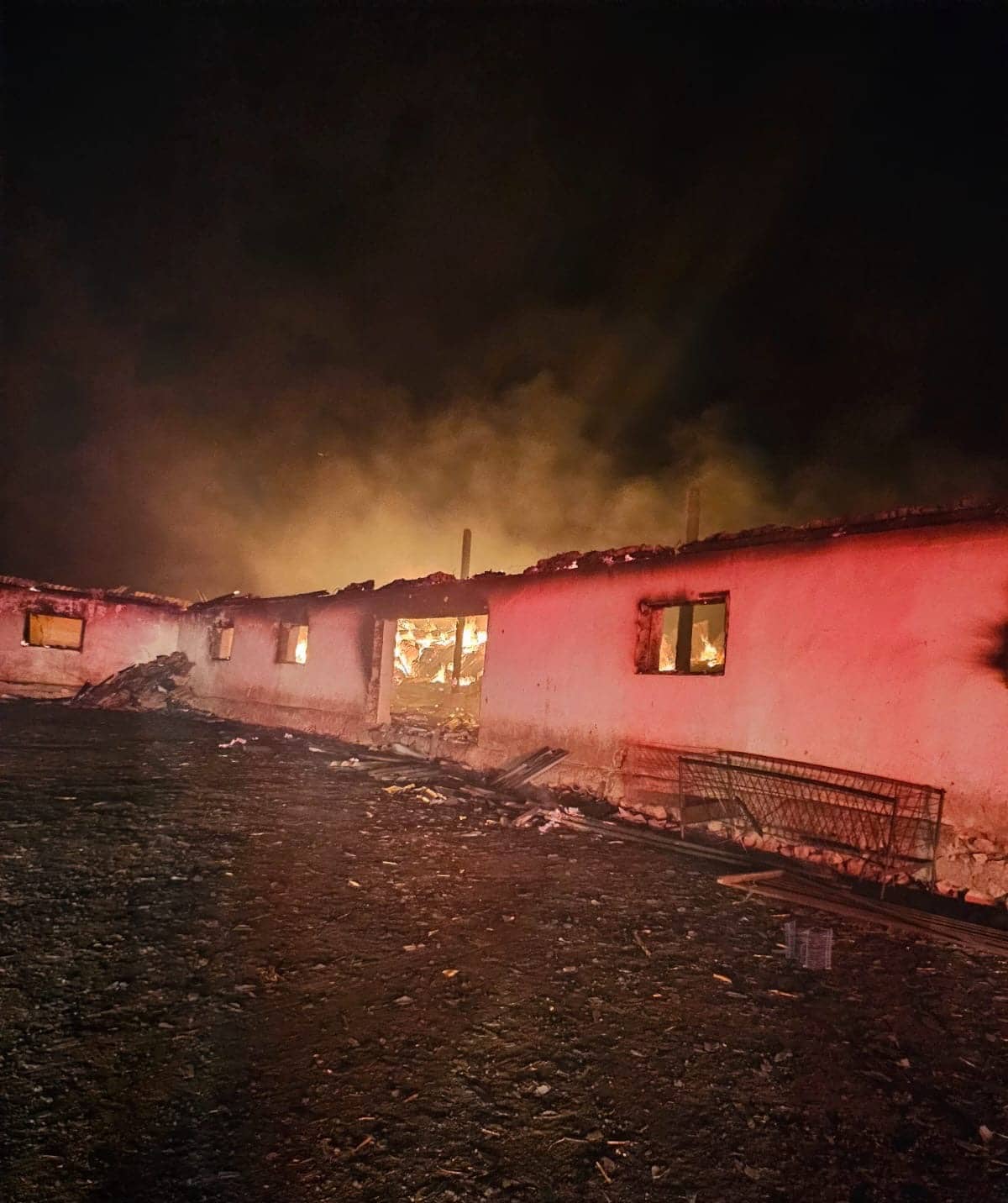 Incendiu la o fermă din Ostrov