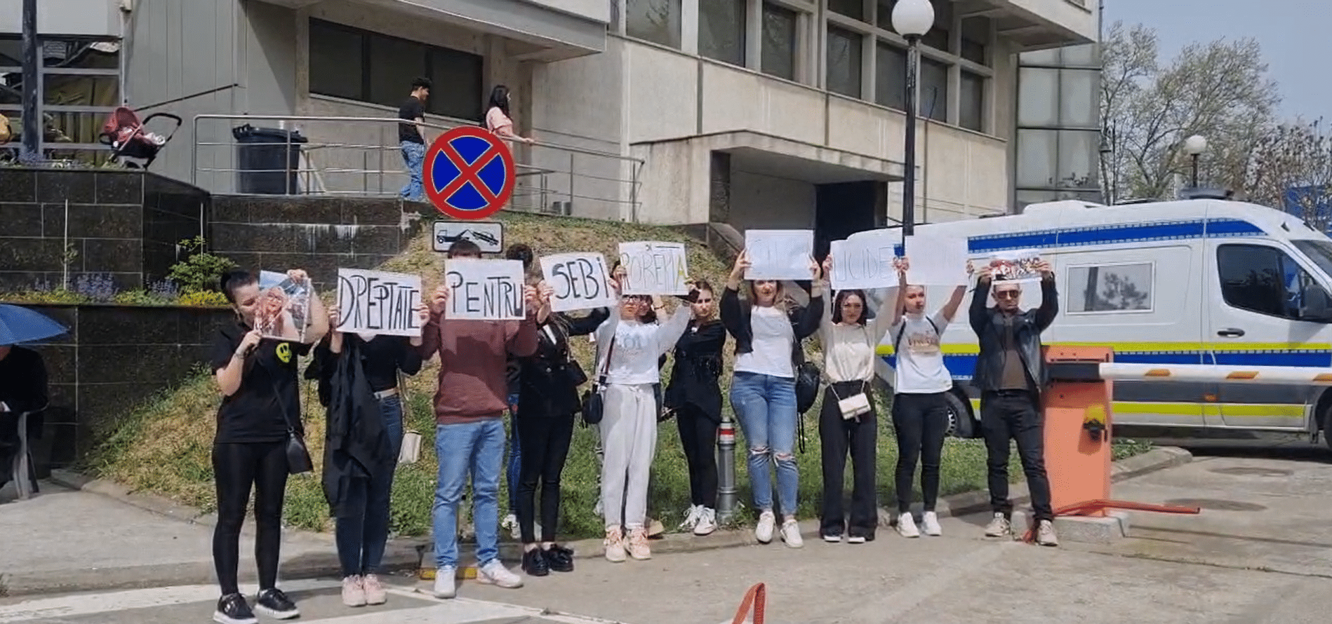 VIDEO: Protest în fața Judecătoriei Constanța, pentru tinerii uciși în accidentul de la 2 Mai