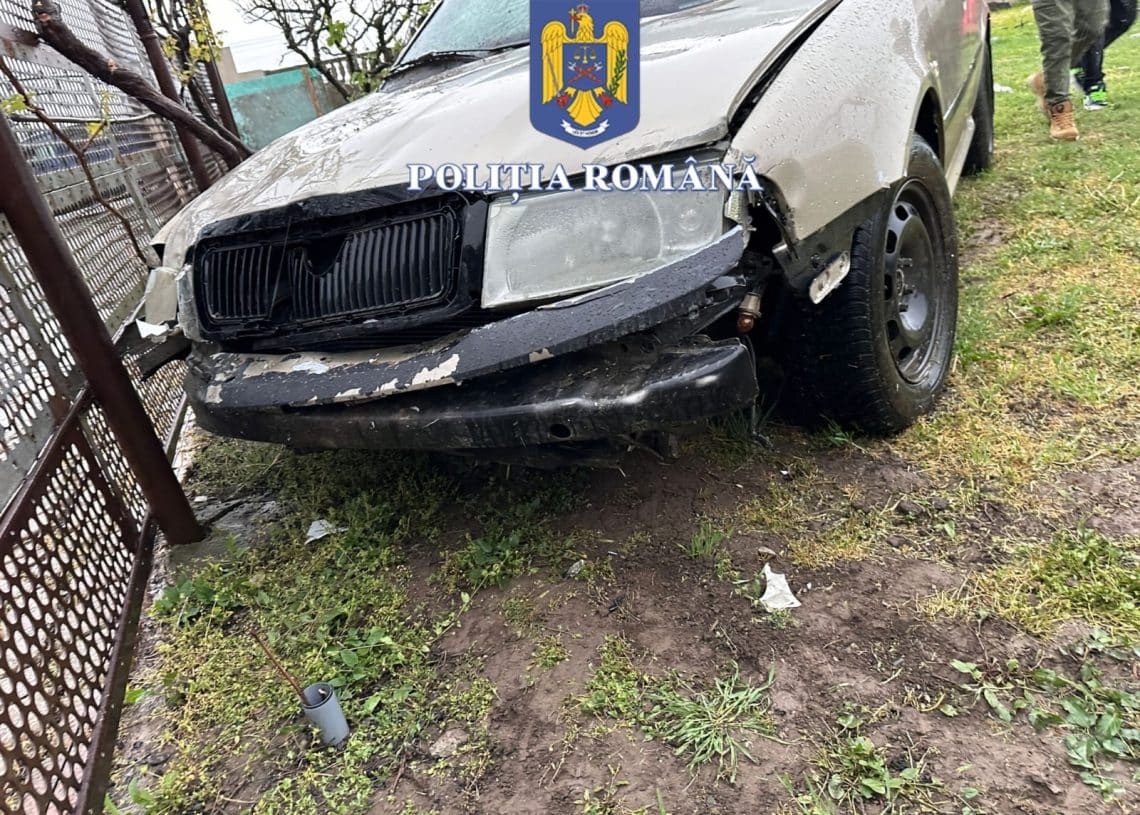 Un tânăr posibil drogat și fără permis, a lovit gardul unei case din Nisipari