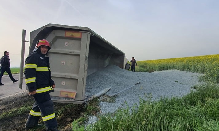 Un TIR încărcat cu piatră s-a răsturnat pe DN 2A, la ieșire din Gălbiori