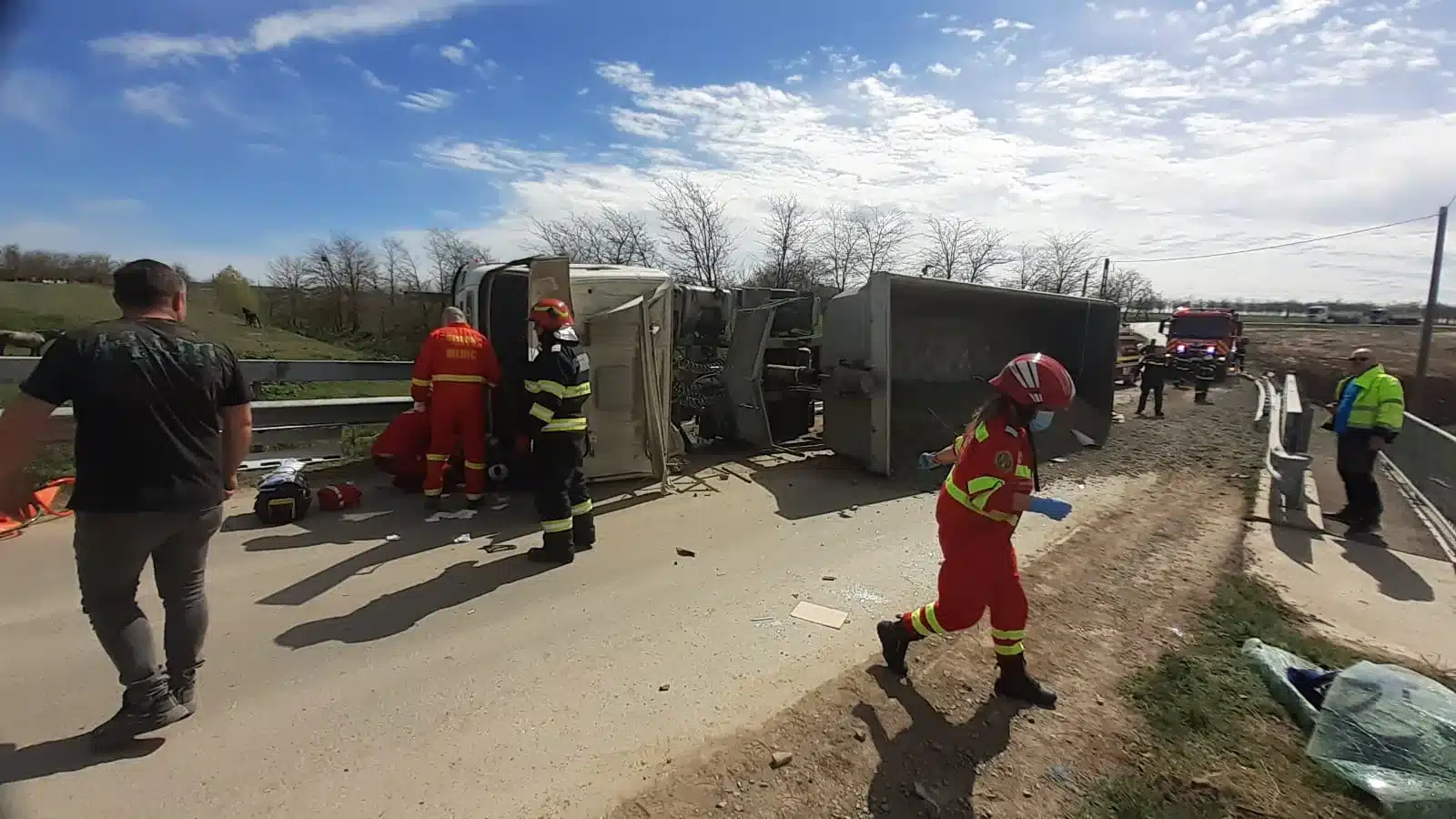 Un camion încărcat cu piatră s-a răsturnat. Intervine elicopterul SMURD